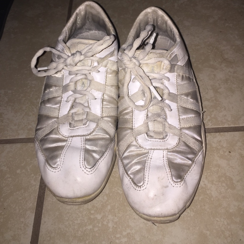 White cheer shoes (NFINITY)