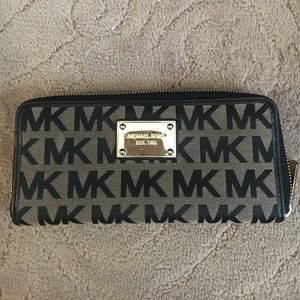 Michael KORS signature logo wallet.