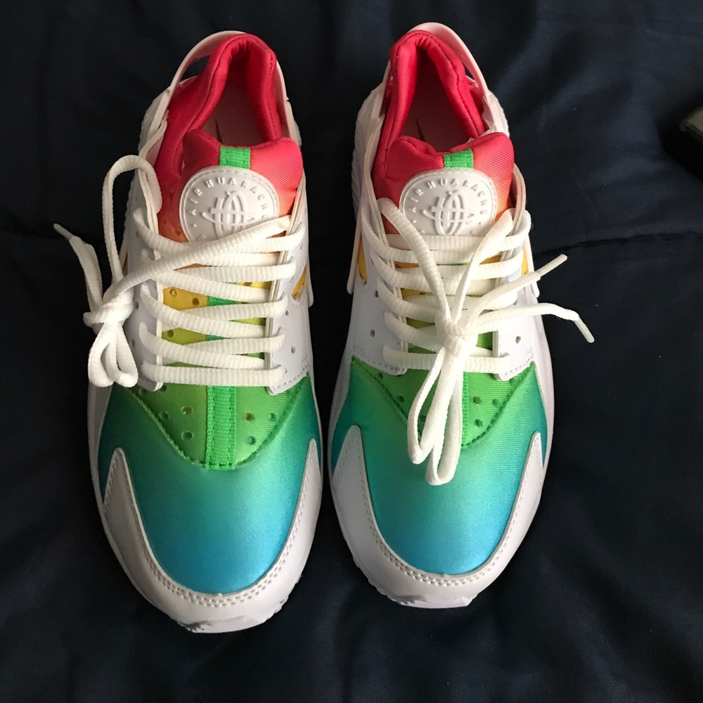 Brand New Hurachies/ the 7 is a 9 in Women's