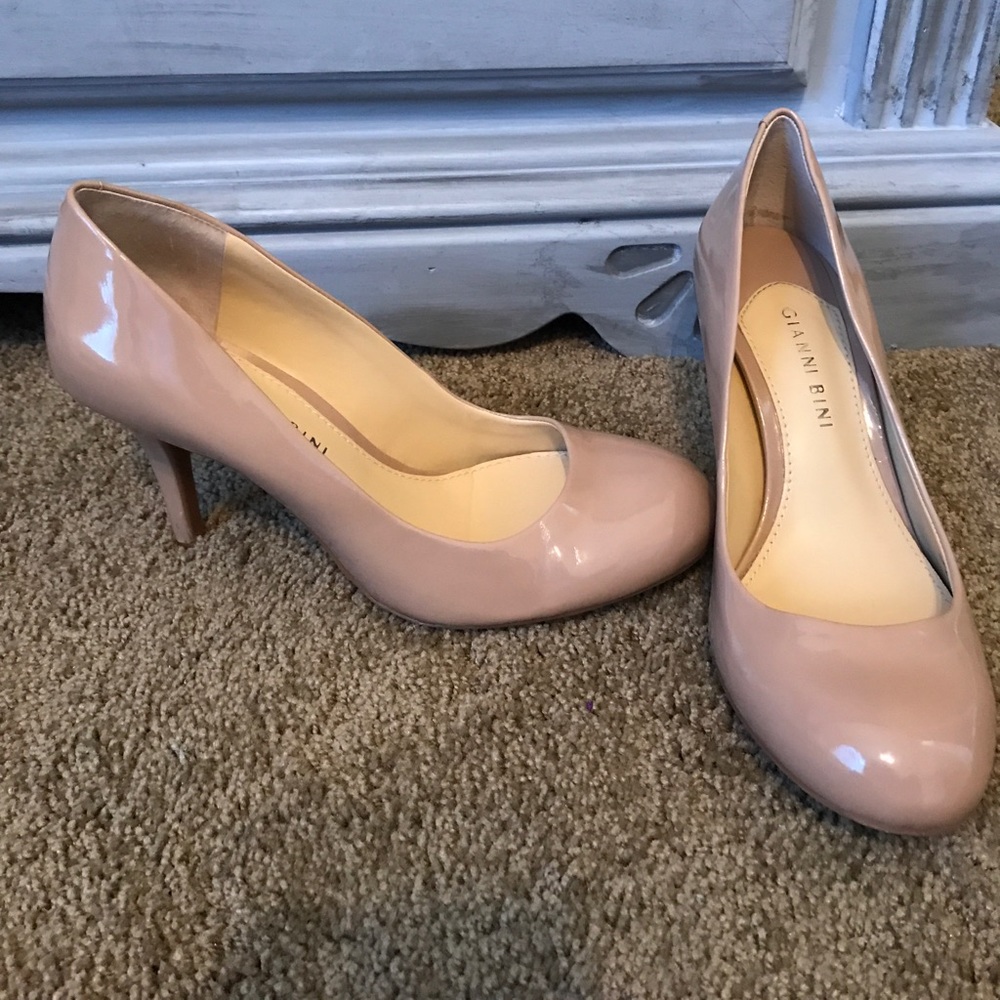 Gianni Bini tan round toe work heels