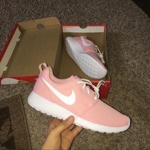 New Nike Roshe One size 9.5!