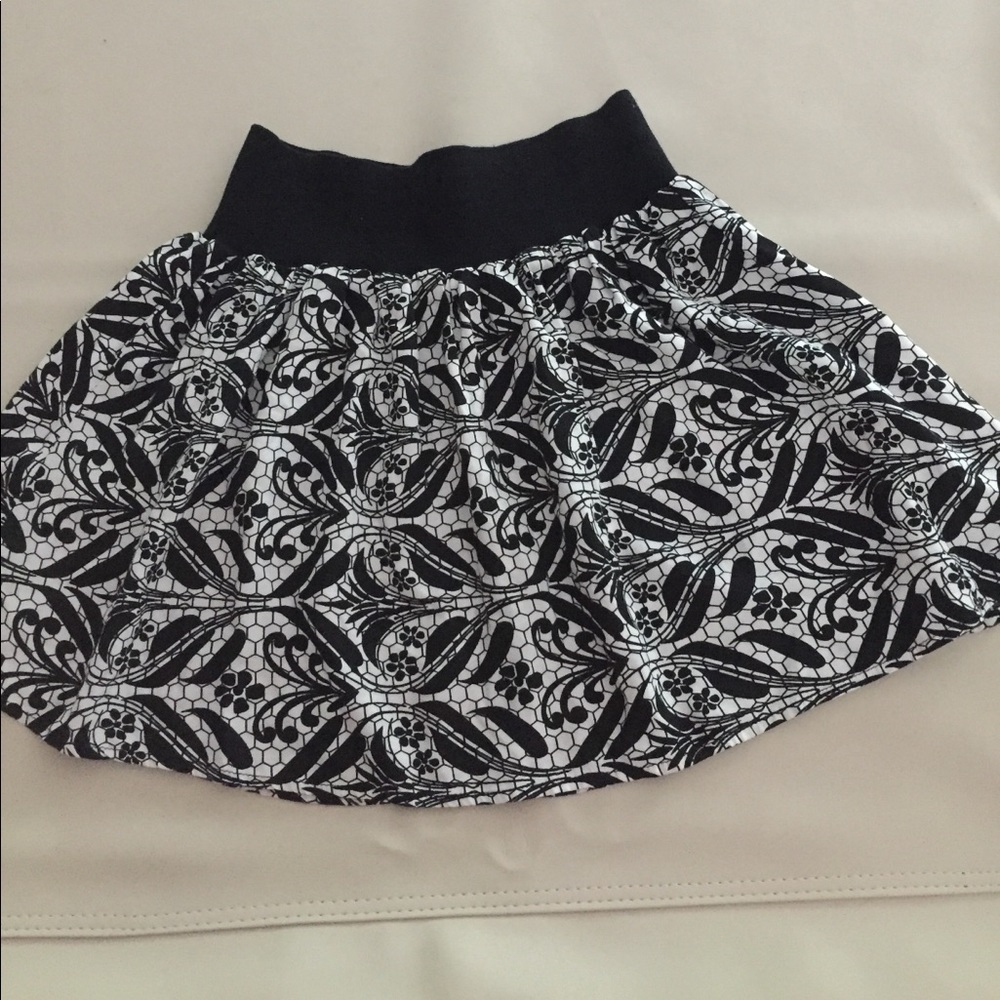 Delia short skirt. Black and white