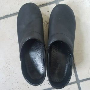 Dansko classic oiled leather clog -black