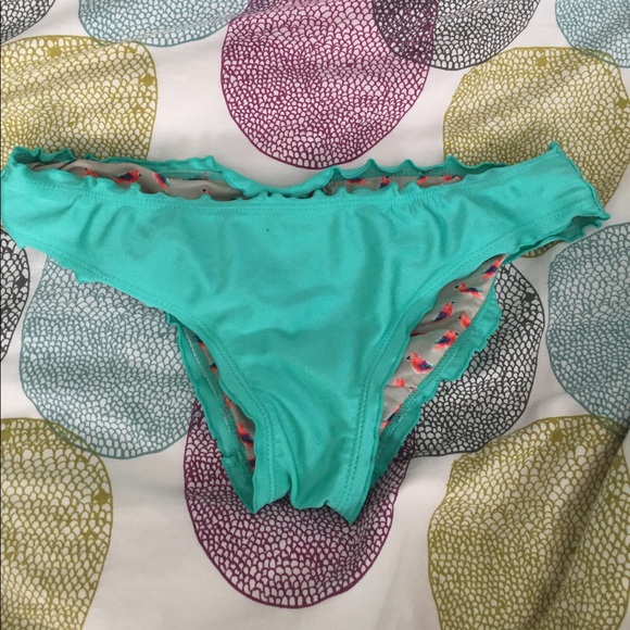 Super cute ruffled cheeky bikini bottoms - Picture 1 of 4