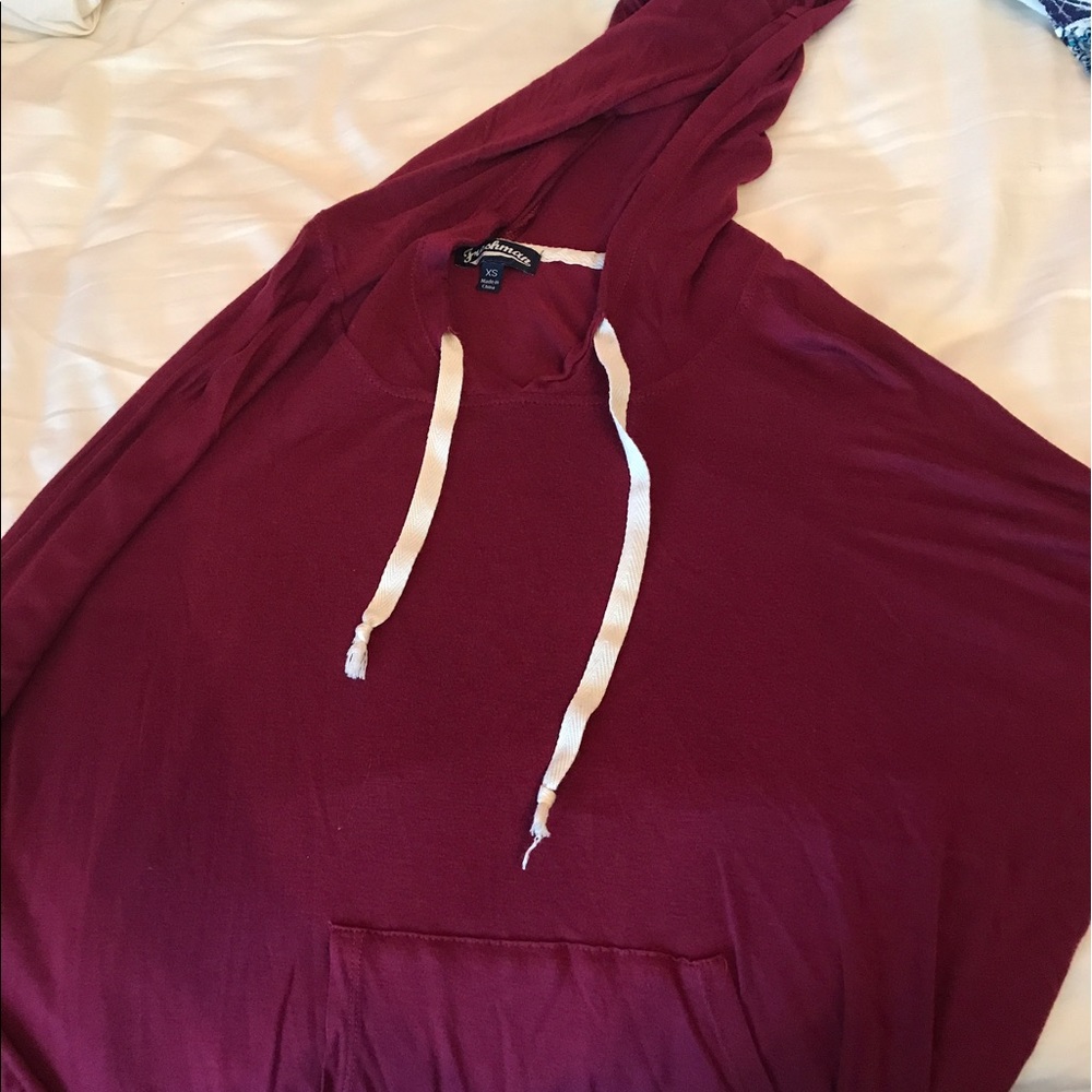 maroon light sweatshirt