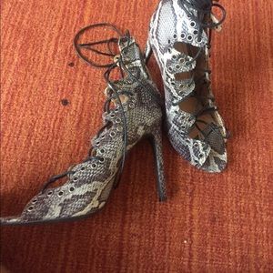 Open Toe Lace Up Snake Print Heels sz8