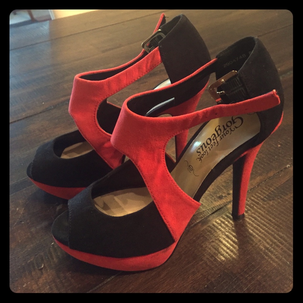 Peep toe platform pumps