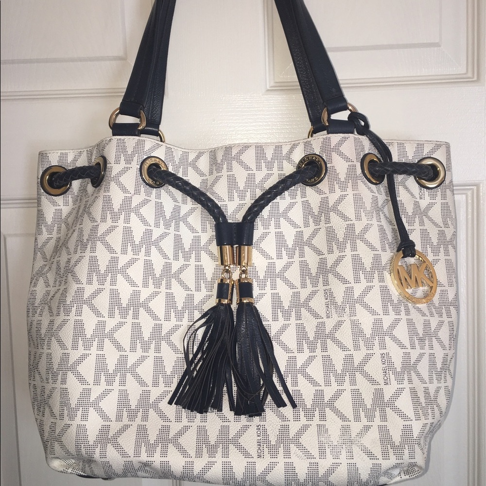 **HOLDING**    Michael Kors Handbag