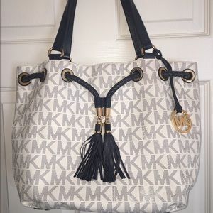 **HOLDING**    Michael Kors Handbag