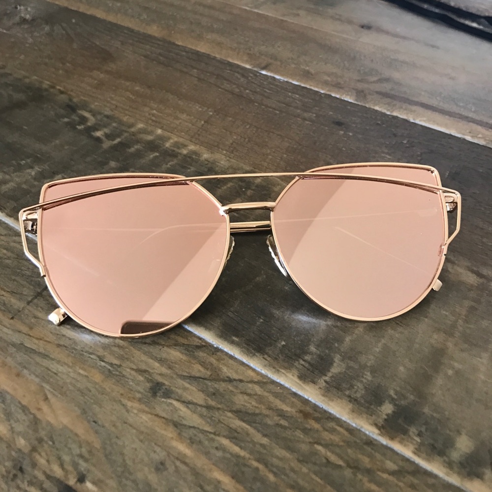 NWOT Rose Gold Mirrored Sunglasses