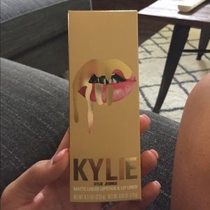 Kylie cosmetics vacation lip kit June bug