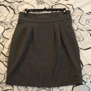 Grey Banana Republic skirt. Top pleats, side zip.