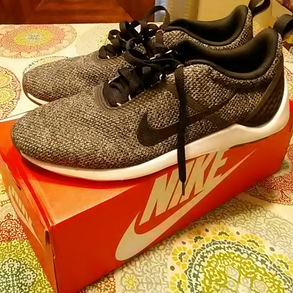 Like new condition Nike lunarstoa sz. 11.