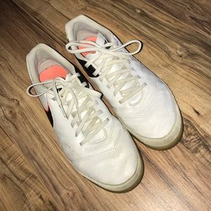 INDOOR NIKE TIEMPO SOCCER SHOES