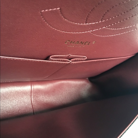 CHANEL Jumbo Iconic Caviar Handbag in Black & Gold - Picture 4 of 8