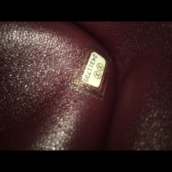 CHANEL Jumbo Iconic Caviar Handbag in Black & Gold - Picture 6 of 8