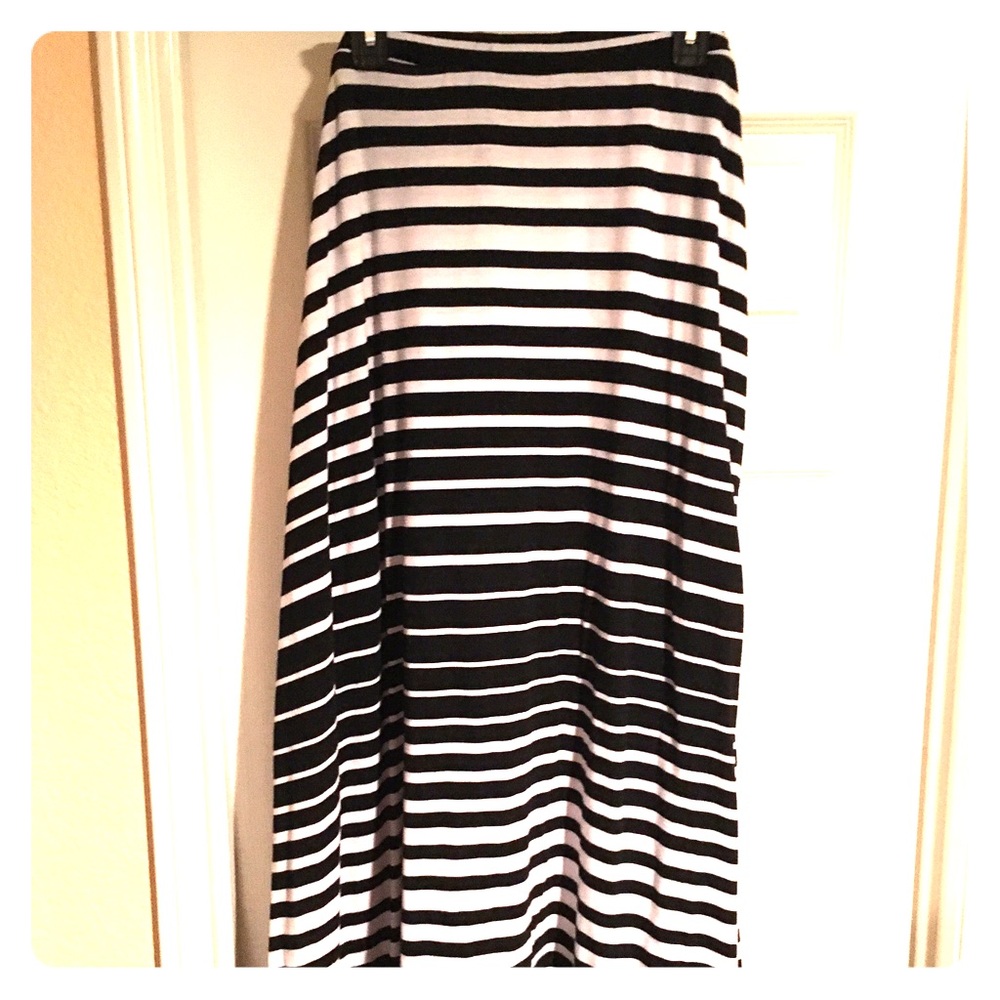 Maxi Skirt with flattering stripes