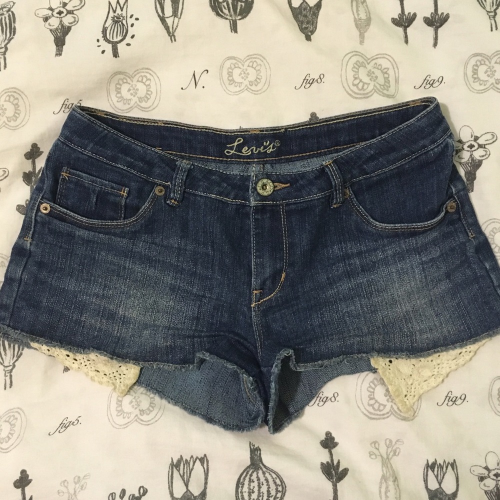 💙 Levi's low rise lace embroidered shorts