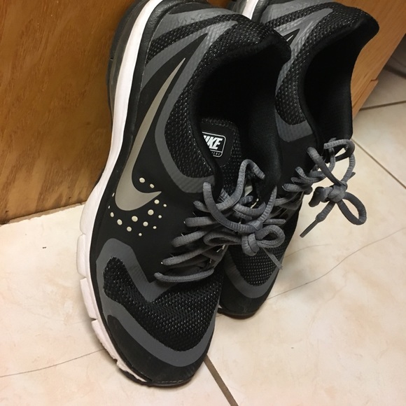 Nike Other - Nike shoes size 9 1/2