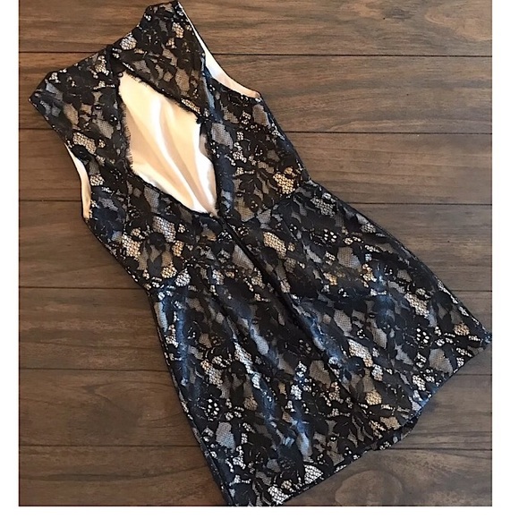 Alice + Olivia Lace Ashleigh Open Back Romper - Picture 7 of 8