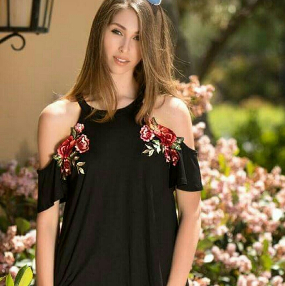 Cold shoulder, embroidered rose applique top
