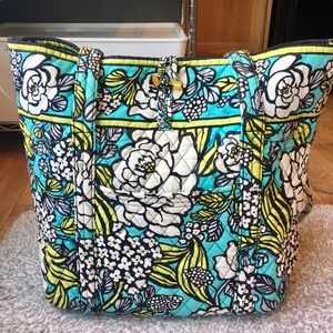 Vera Bradley Vera Tote in Island Blooms