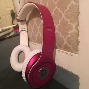 Beats solo hd pink & white (needs repaired)