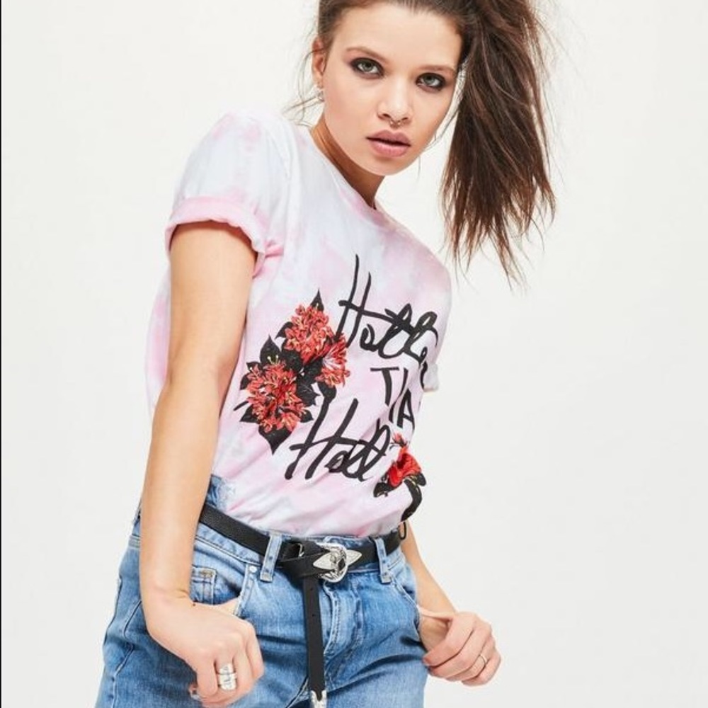 Missguided Graphic T-Shirt 🔥"Hotter Than Hell"🔥
