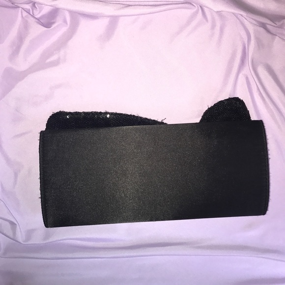 Black clutch with sequin bow tie. - Picture 2 of 3