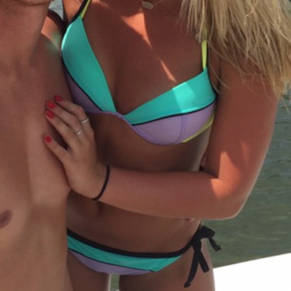 Swimsuit set (too and bottom)