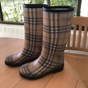 Size 6/36 Burberry rain boots. Authentic