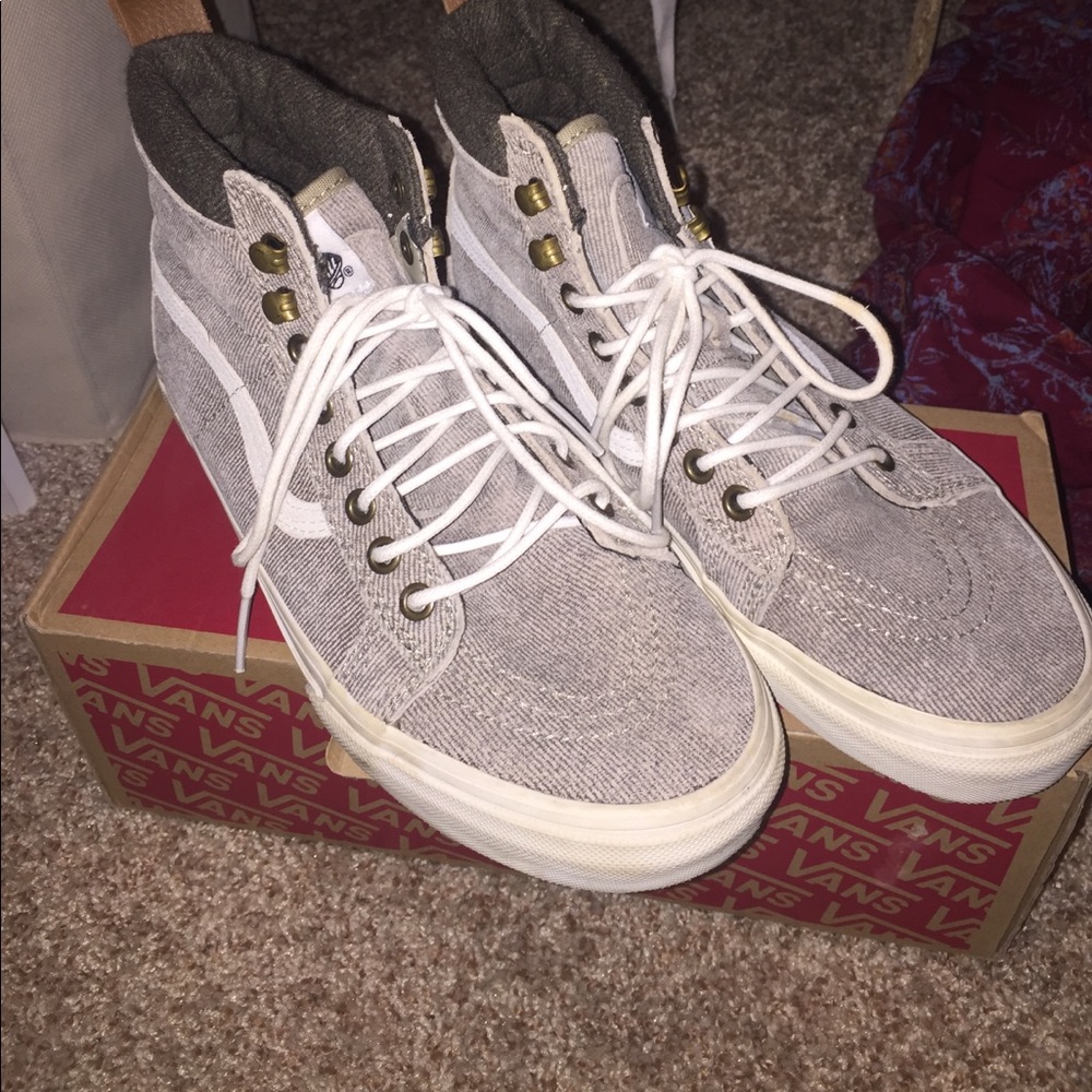 NEVER BEEN WORN vans high top sneakers