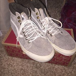 NEVER BEEN WORN vans high top sneakers