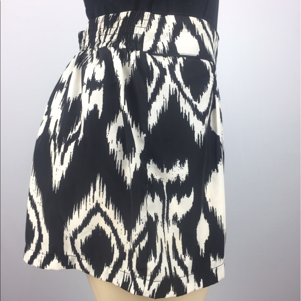 ⭐️Under Skies Patterned Shorts - Picture 3 of 8
