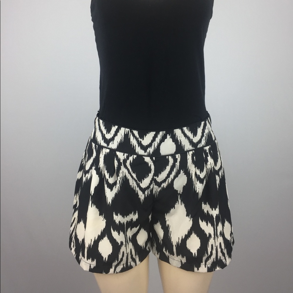 ⭐️Under Skies Patterned Shorts - Picture 2 of 8