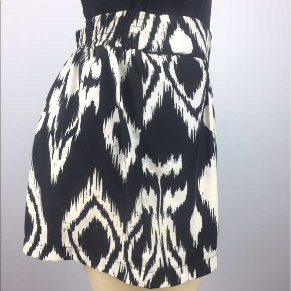 ⭐️Under Skies Patterned Shorts - Picture 3 of 8