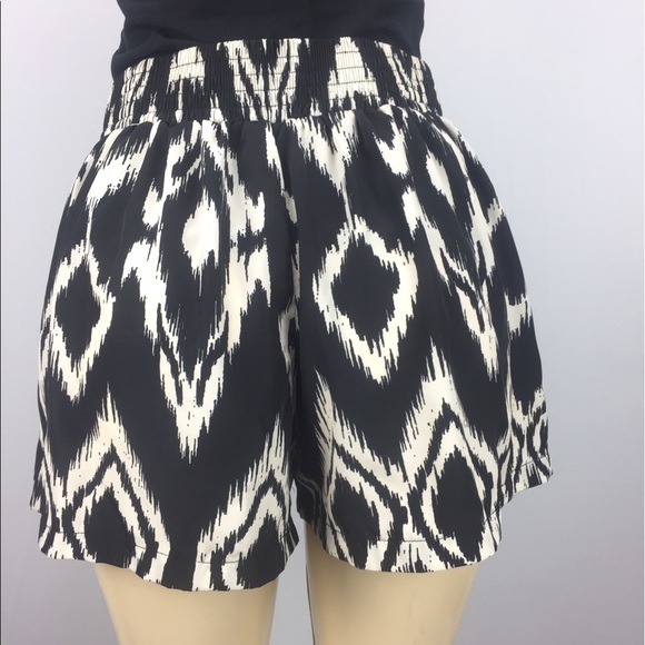 ⭐️Under Skies Patterned Shorts - Picture 4 of 8