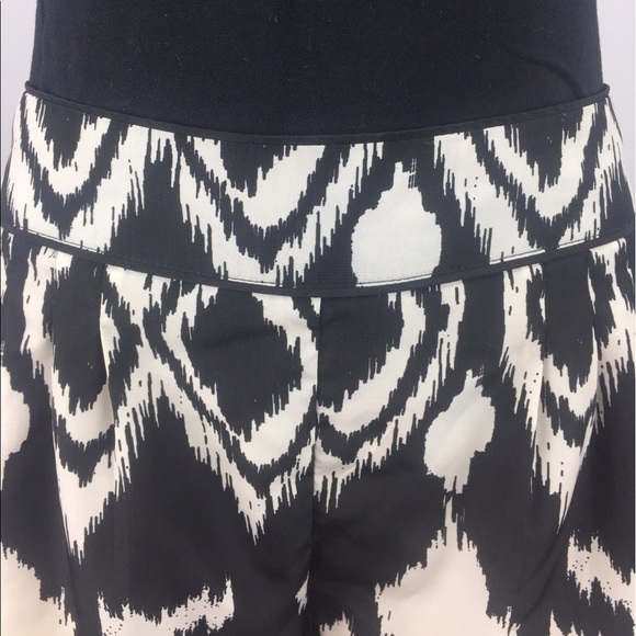 ⭐️Under Skies Patterned Shorts - Picture 5 of 8