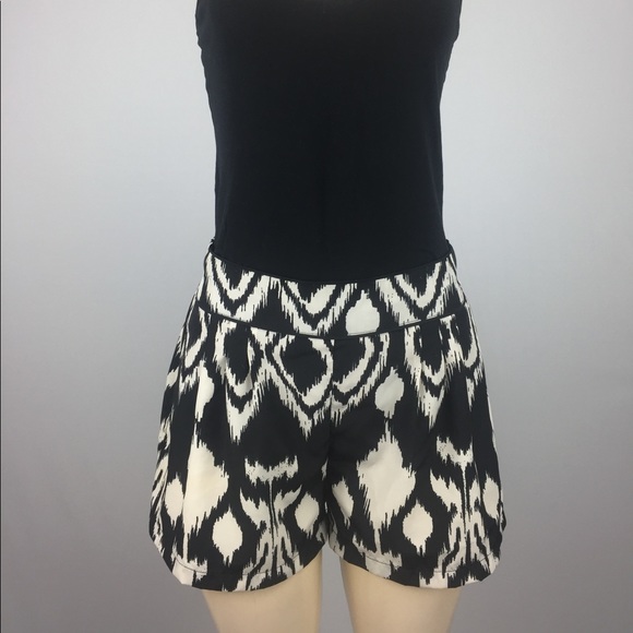 ⭐️Under Skies Patterned Shorts - Picture 2 of 8