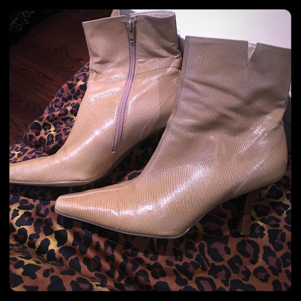 Ladies animal print  BCBG pointed toe booties