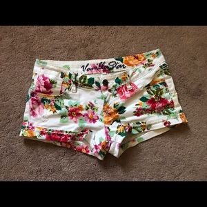 🌸5for25🌸 White Flower print shorts!