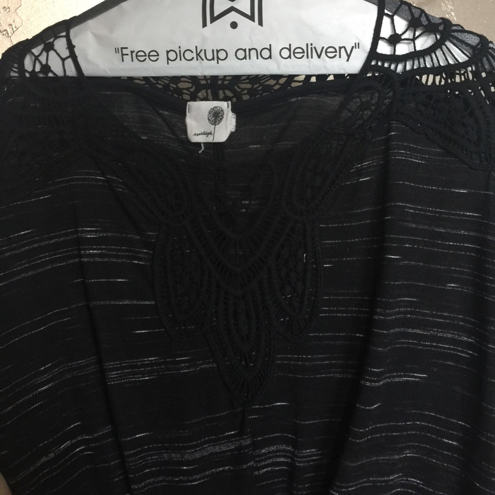 Anthropologist black top, sz S. Ties in front!