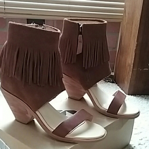 Koolaburra   sandals - Picture 1 of 3