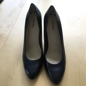 Max Studio black pumps