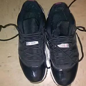Jordans 11 low top black