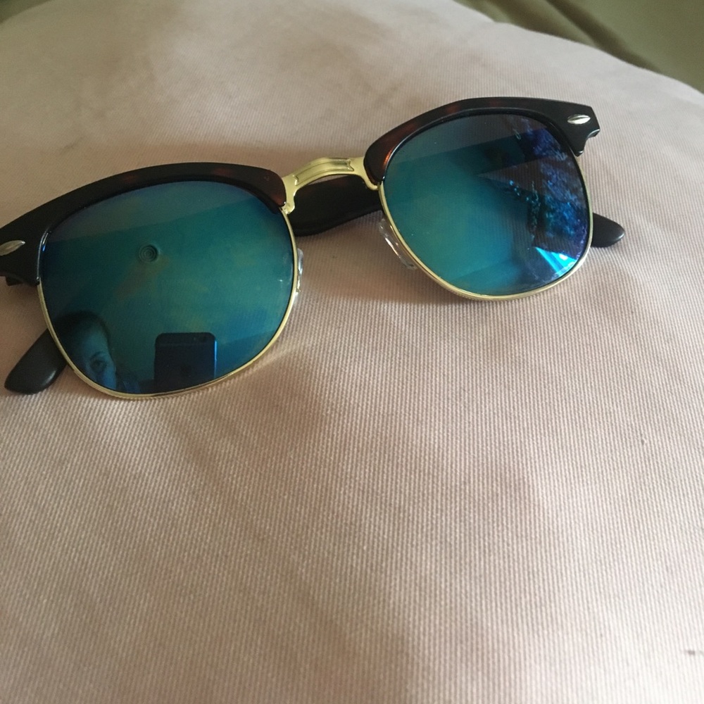 Reflective sunglasses 😎 🌈☀️