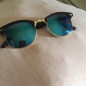 Reflective sunglasses 😎 🌈☀️