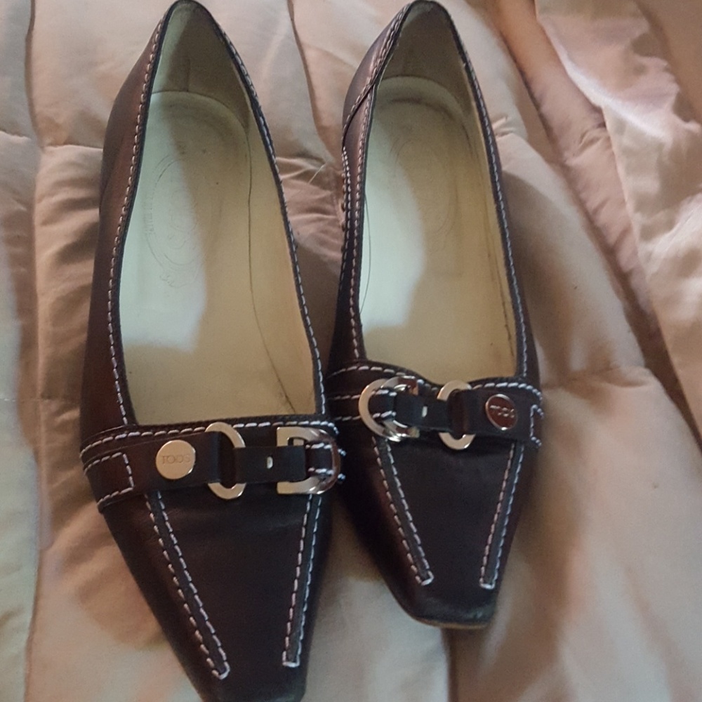 TOD"S LOW LEATHER PUMPS