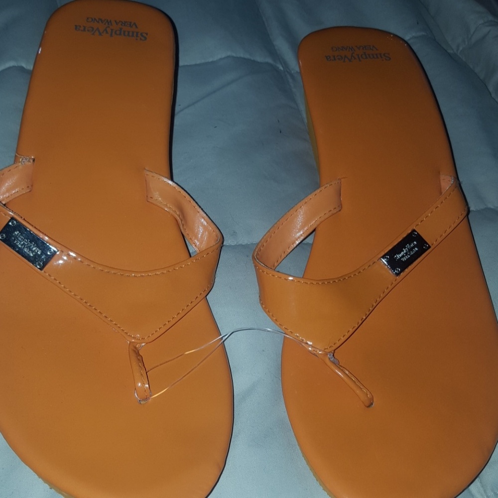VERA WANG ORANGE PATENT LEATHER SANDALS