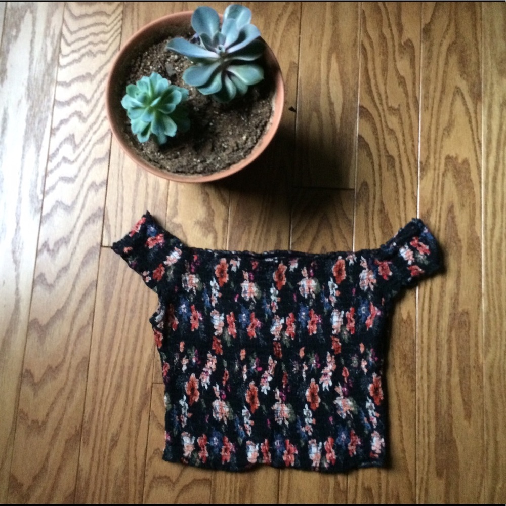 ✨Boho Hollister Smocked Off the Shoulder Crop Top✨